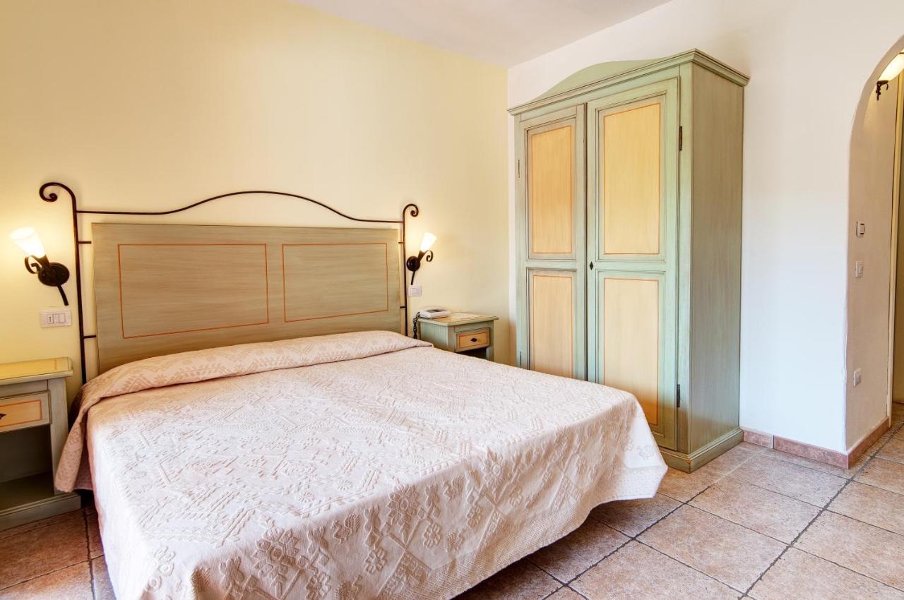 Hotel Li Graniti Baja Sardinia Extérieur photo